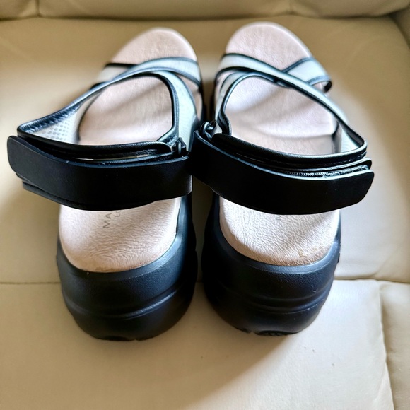 MARK NASON SANDALS CHUNKY HEEL SHEER ACRYLIC STRAPS BLACK TRIM SIZE 8 NWT - Picture 8 of 9